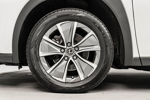 Lexus UX300e 7 of 26