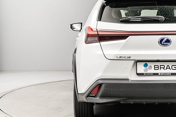 Lexus UX300e 8 of 26