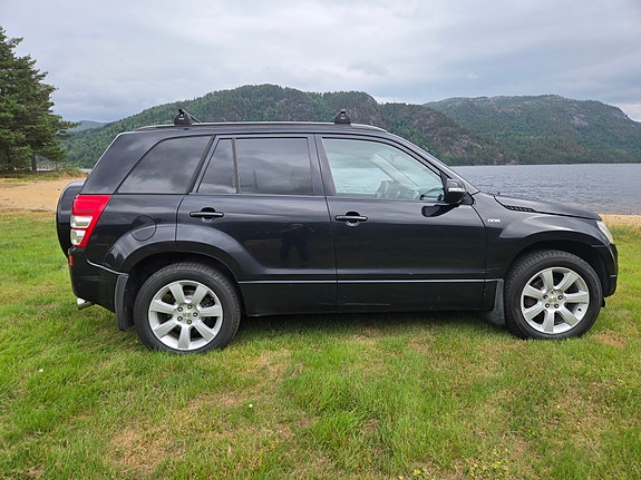 Suzuki Grand Vitara 3 of 5