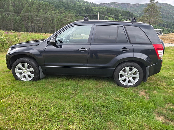 Suzuki Grand Vitara 2 of 5