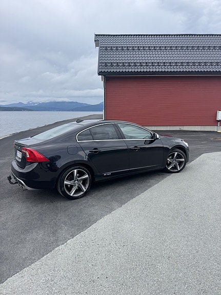 Volvo S60 2 of 5