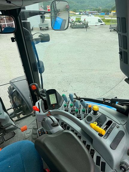 New Holland T6040 9 of 16