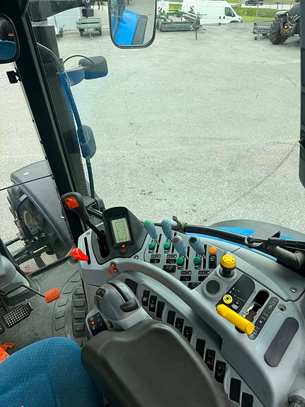 New Holland T6040 14 of 16