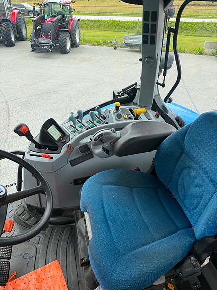 New Holland T6040 15 of 16