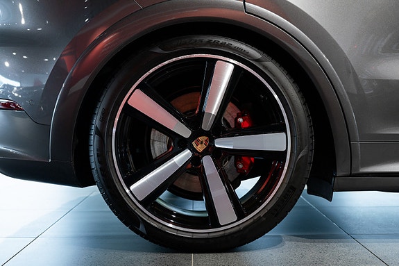 Porsche Cayenne 13 of 30
