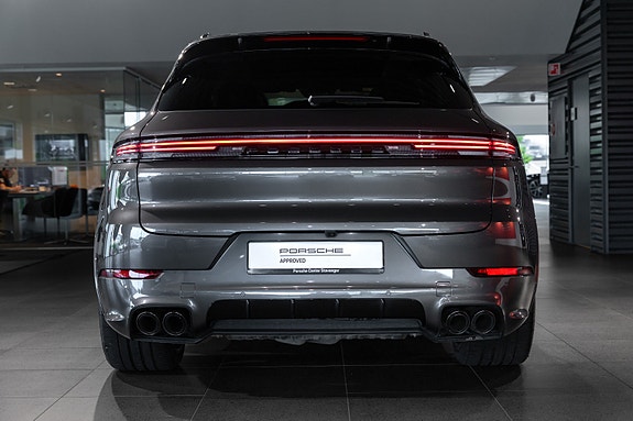 Porsche Cayenne 4 of 5