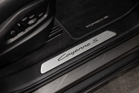 Porsche Cayenne 18 of 30