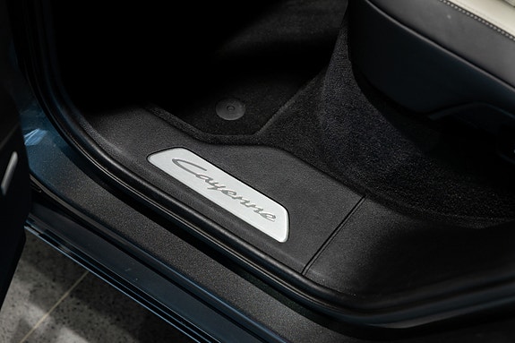 Porsche Cayenne 16 of 30