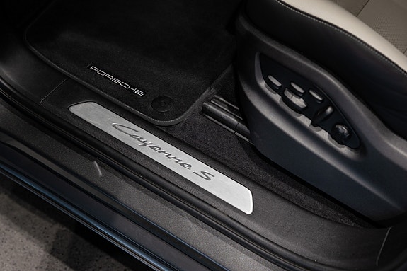 Porsche Cayenne 15 of 30