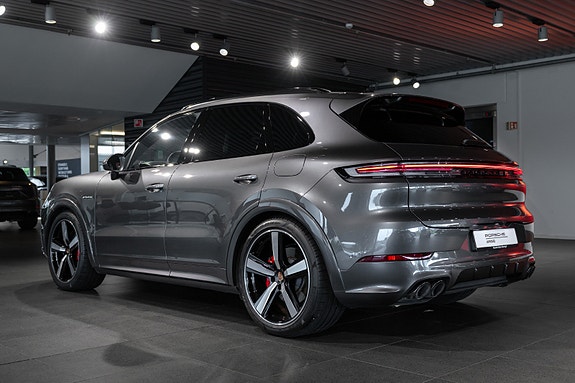 Porsche Cayenne 3 of 30