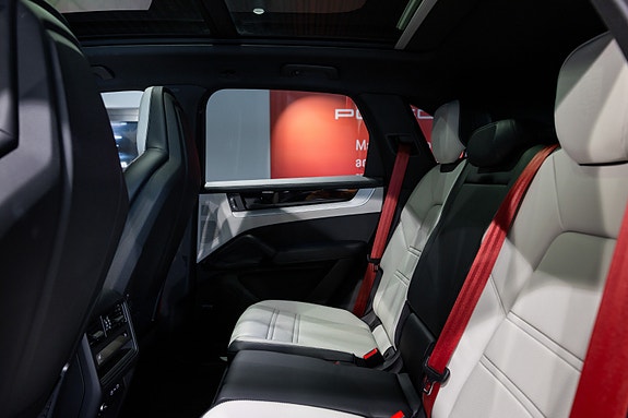 Porsche Cayenne 27 of 30