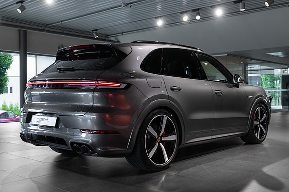 Porsche Cayenne 5 of 5