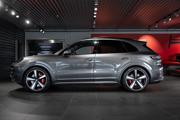 Porsche Cayenne 2 of 5