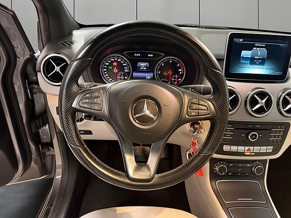 Mercedes-Benz B200 d 13 of 30