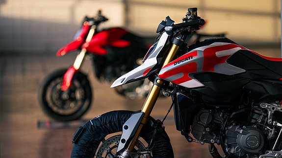 Ducati Hypermotard V2 SP 6 of 9