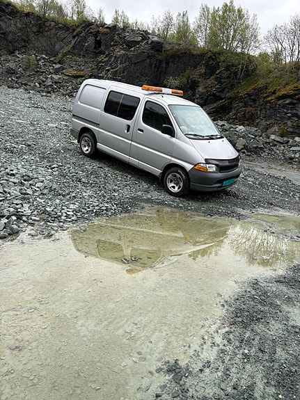 Toyota HiAce 2 of 5