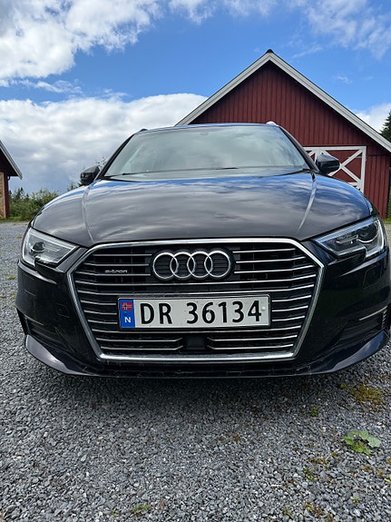 Audi e-tron 2 of 5