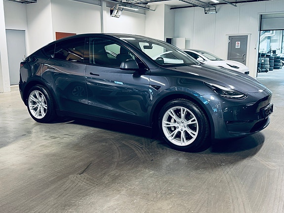 Tesla Model Y 4 of 5