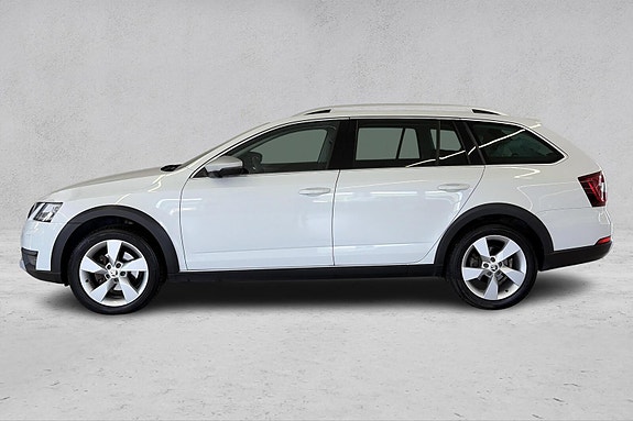 Skoda Octavia Scout 3 of 5