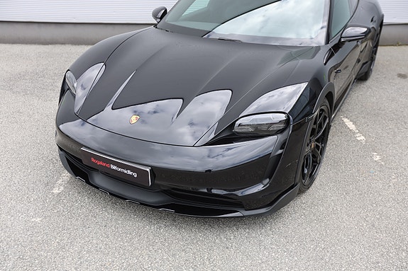 Porsche Taycan Cross Turismo 2 of 5