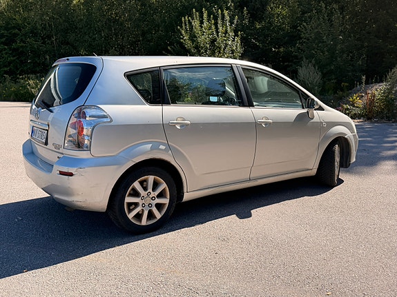 Toyota Corolla Verso 4 of 5