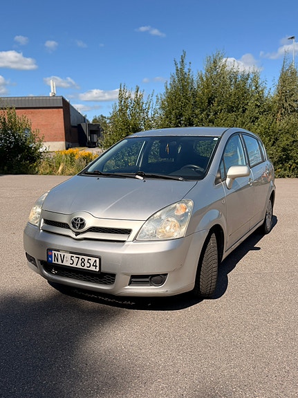 Toyota Corolla Verso 3 of 5