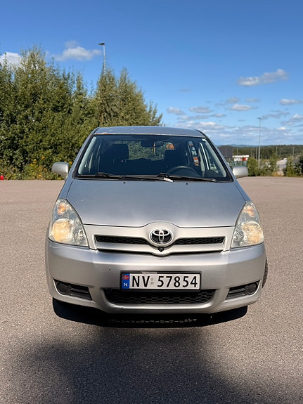 Toyota Corolla Verso 2 of 5