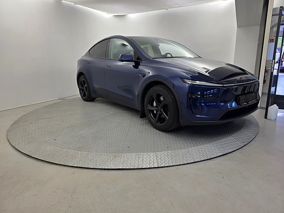 Tesla Model Y 3 of 5