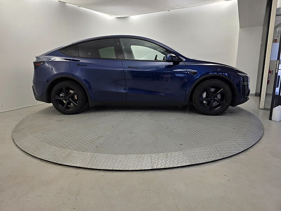 Tesla Model Y 4 of 5