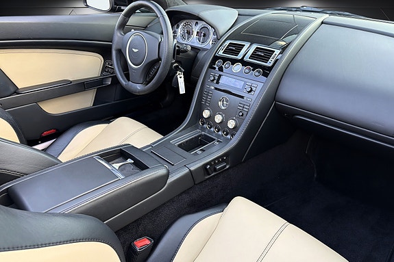 Aston Martin Vantage 9 of 21