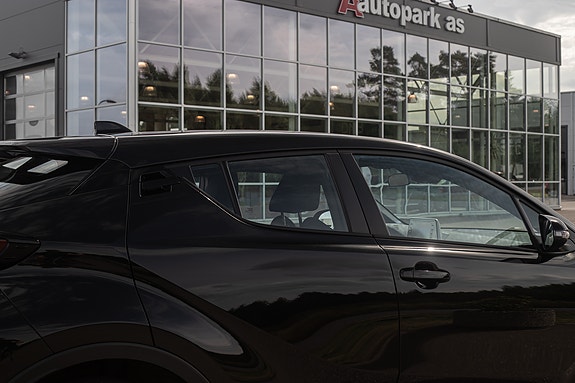 Toyota C-HR 8 of 30