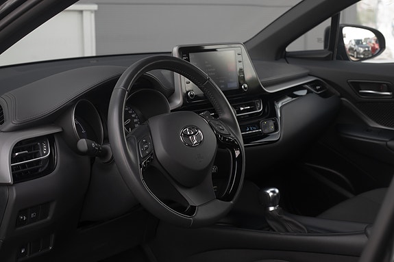 Toyota C-HR 13 of 30