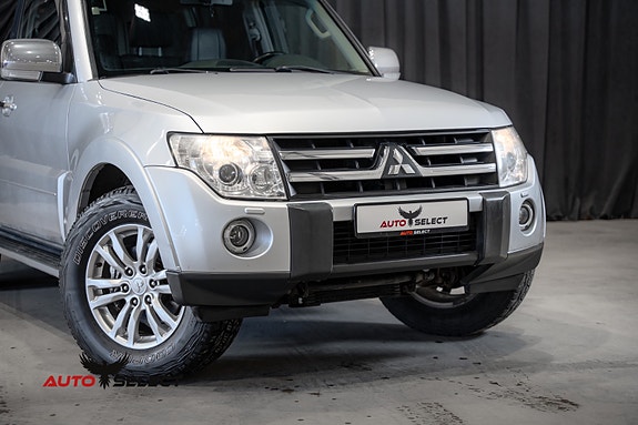 Mitsubishi Pajero 2 of 30