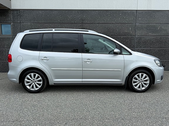 Volkswagen Touran 2 of 5
