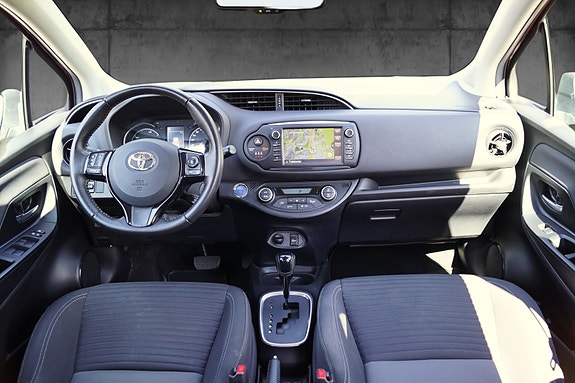 Toyota Yaris 10 of 30