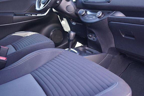 Toyota Yaris 13 of 30