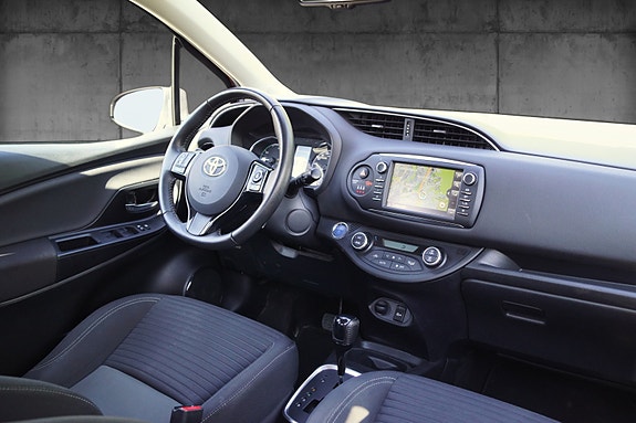 Toyota Yaris 11 of 30