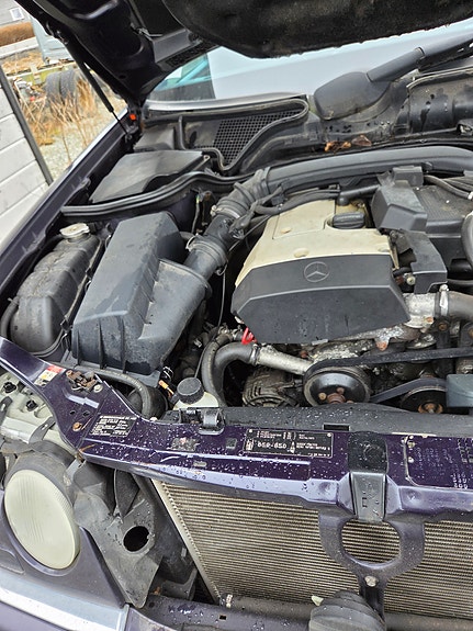 Mercedes-Benz E200 4 of 5