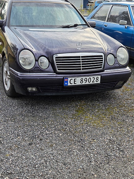 Mercedes-Benz E200 2 of 5