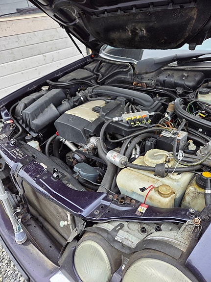 Mercedes-Benz E200 3 of 5