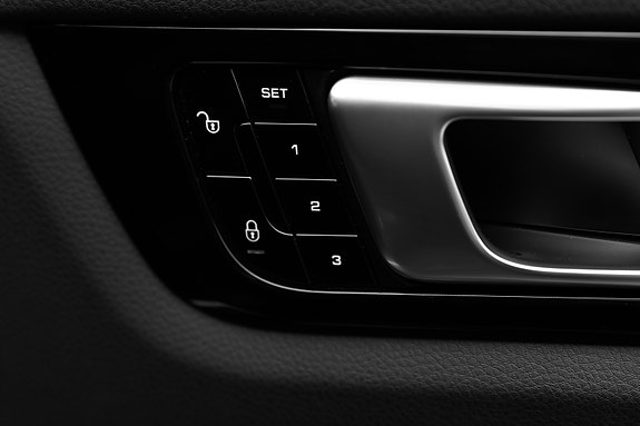 Porsche Cayenne 16 of 30