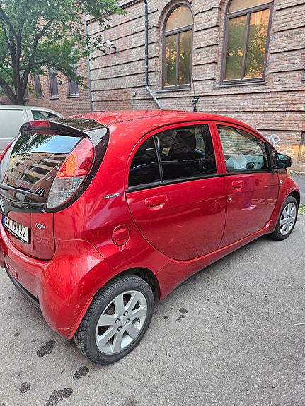 Peugeot iOn 2 of 5