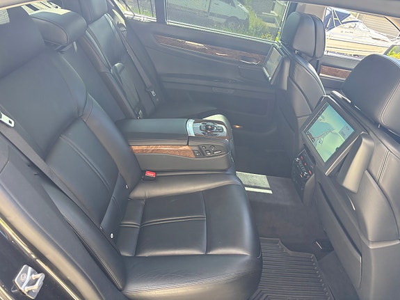 BMW 750Li 7 of 15