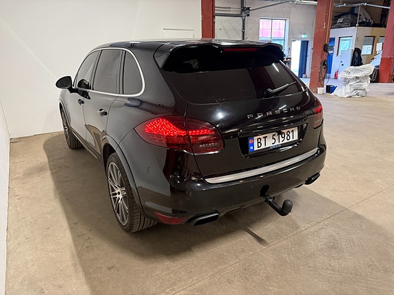 Porsche Cayenne 13 of 30