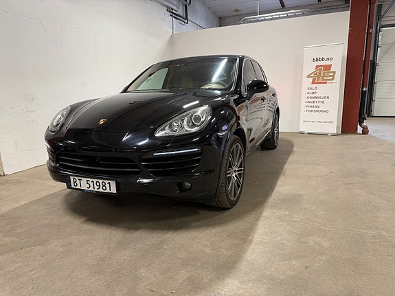 Porsche Cayenne 2 of 30