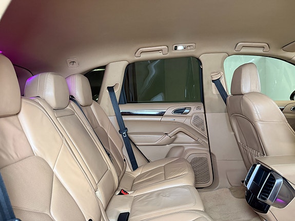 Porsche Cayenne 28 of 30