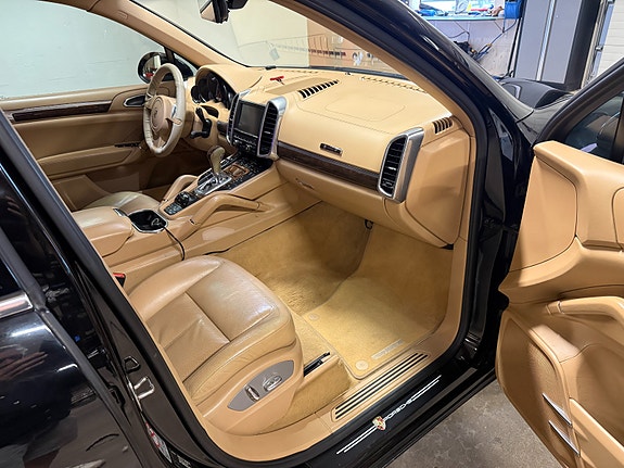 Porsche Cayenne 30 of 30