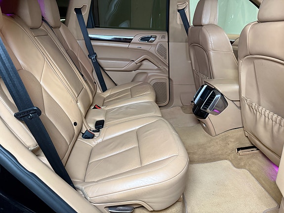 Porsche Cayenne 27 of 30