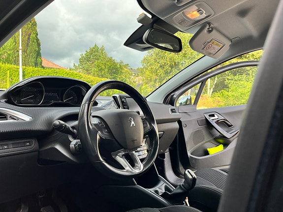 Peugeot 208 8 of 16