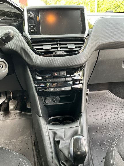 Peugeot 208 10 of 16